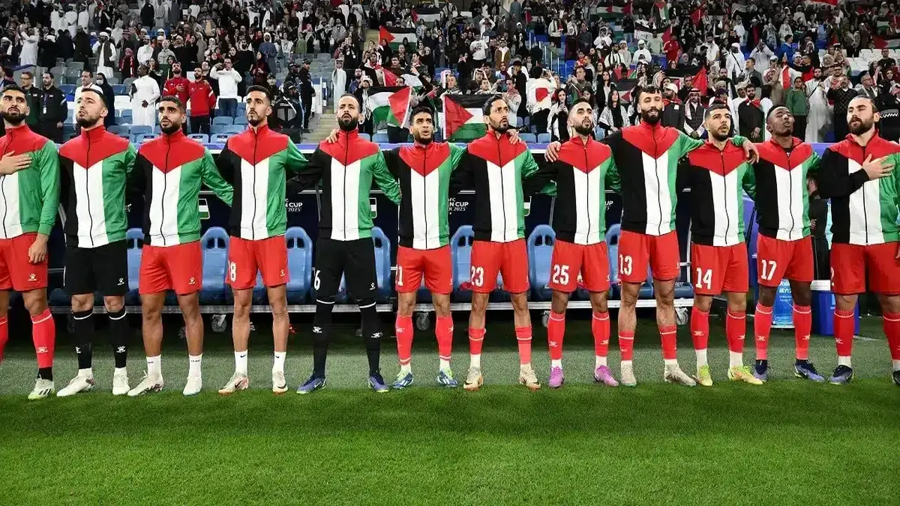 مدرب فلسطين يؤكد قوة الدعم الجماهيري العربي ويشيد بتاريخ السعودية المونديالي المميز